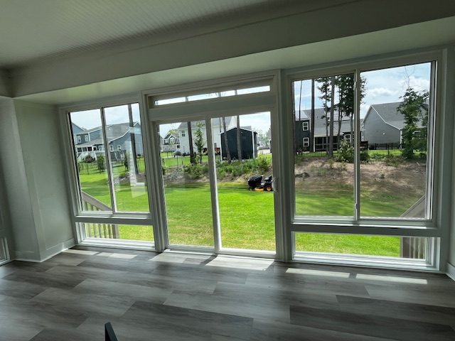 Room with sliding windows over picture windows